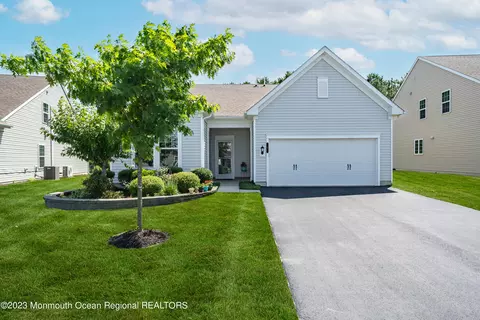 8 Bromley Ln, Manchester, NJ 08759