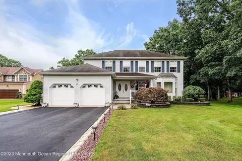 2 Minuteman Ct, Old Bridge, NJ 08857