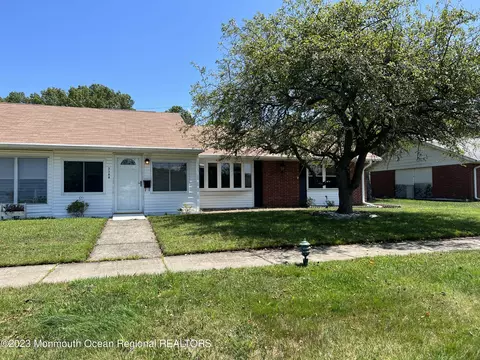 338 Canterbury Ct # b, Lakewood, NJ 08701