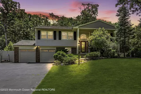 7 Nottingham Rd, Manalapan, NJ 07726