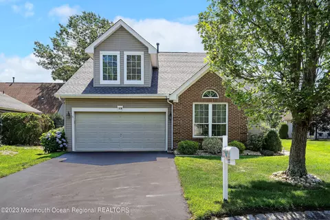 13 Strauss Ct, Bayville, NJ 08721