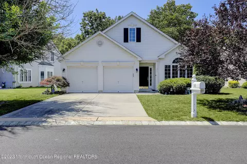 16 Shadow Creek Ct, Jackson, NJ 08527