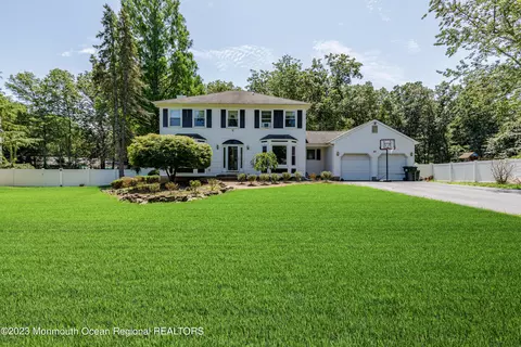 52 Chelsea Rd, Jackson, NJ 08527
