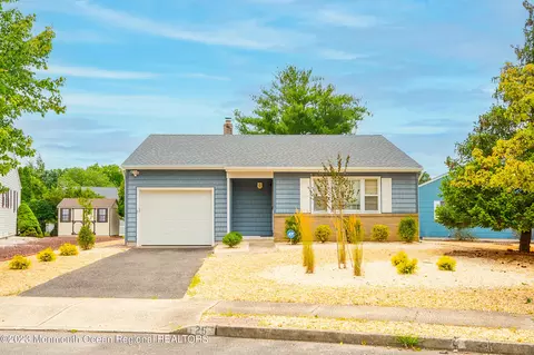 25 Walesa Ct, Toms River, NJ 08757