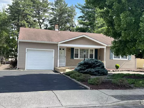 30 Auburn Rd, Toms River, NJ 08757