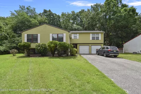 16 Colonial Ct, Howell, NJ 07731