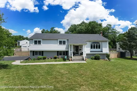 2 Woodstock Pl, Freehold, NJ 07728