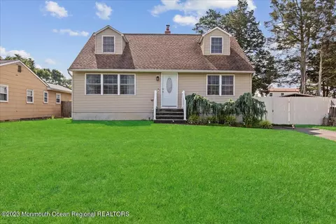27 Heather Rd, Toms River, NJ 08753