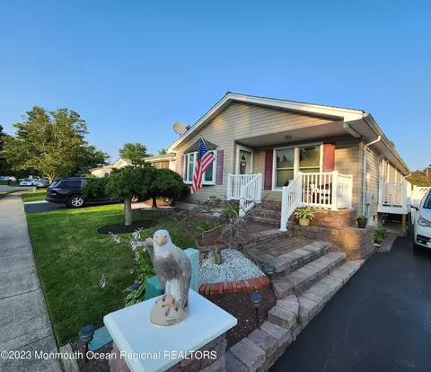 14 Pine Tree Ln, Manalapan, NJ 07726