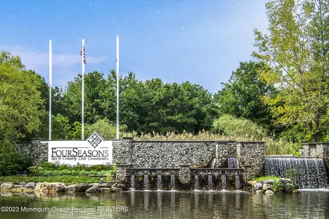 99 Shadowlawns Dr, Lakewood, NJ 08701