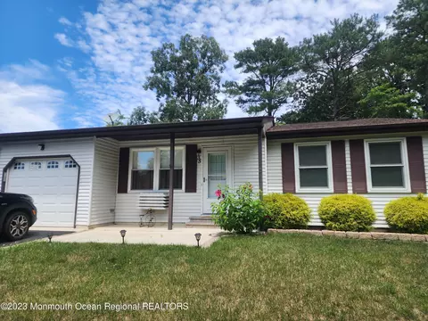 35 Hartford Rd, Whiting, NJ 08759