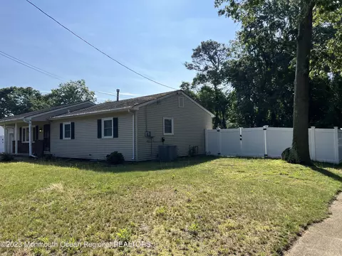 31 Holly Ct E, Brick, NJ 08723 photo 2