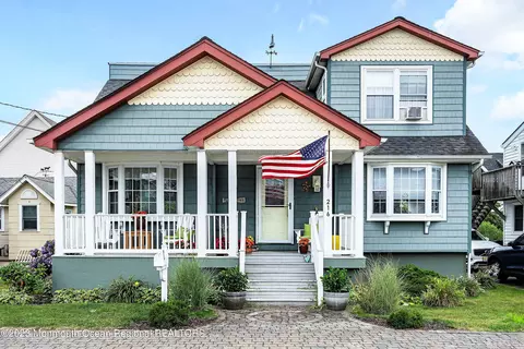 216 4th St, Beach Haven, NJ 08008
