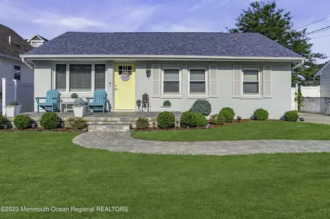 5 Pine Crest Dr, Toms River, NJ 08753