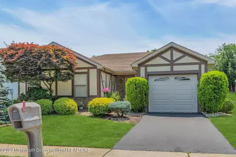 10 Hansom Ln, Marlboro, NJ 07746