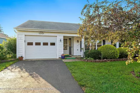 34 Red Hill Rd, Manchester, NJ 08759