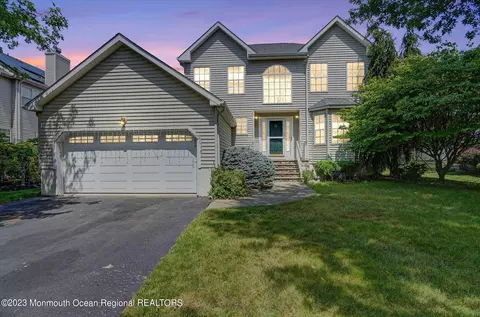 12 Labrador Dr, Kendall Park, NJ 08824