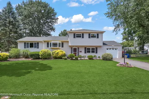 506 Roxbury Rd, Belford, NJ 07718