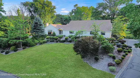 20 Sunrise Cir, Holmdel, NJ 07733