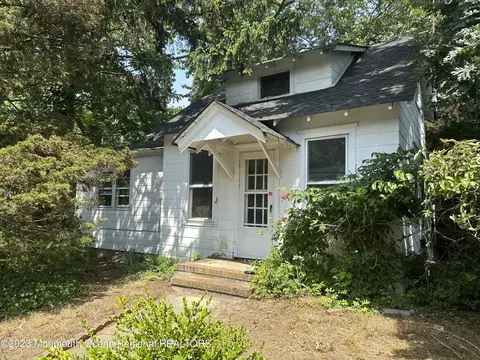 197 Delaware Ave, Oakhurst, NJ 07755