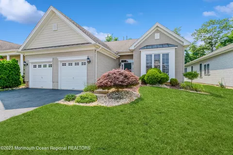 18 Country Club Dr, Monroe, NJ 08831