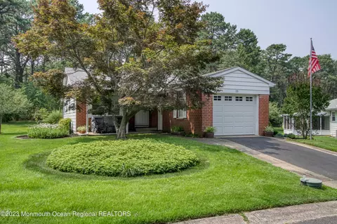 15 Musket Ln, Whiting, NJ 08759