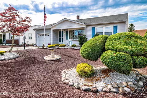5 Mapleton Rd, Toms River, NJ 08757