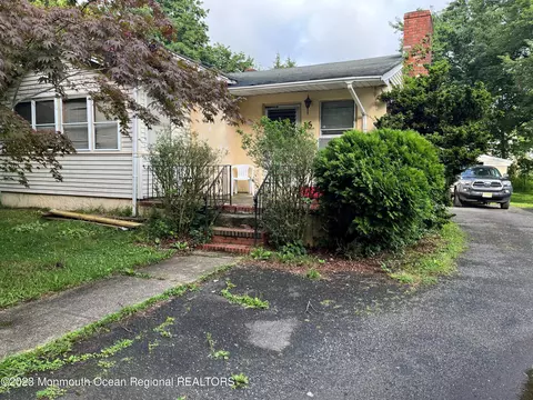 16 Station St, Manalapan, NJ 07726