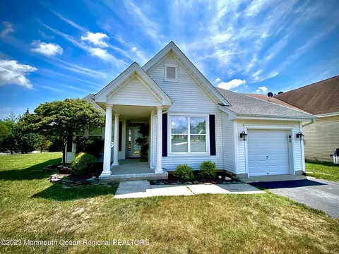 8 Trickle Ct, Barnegat, NJ 08005