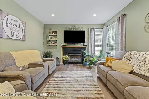 14 Reddington Dr, Matawan, NJ 07747 photo 3