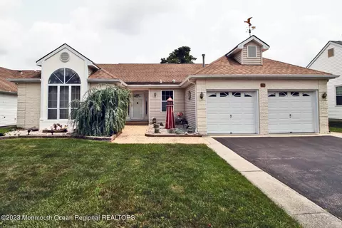16 Trent Dr, Toms River, NJ 08757