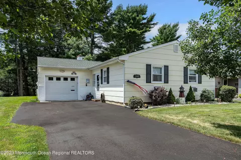 1089 S Edgebrook Dr, Toms River, NJ 08757