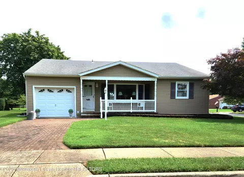 102 Norfolk Ct, Toms River, NJ 08757