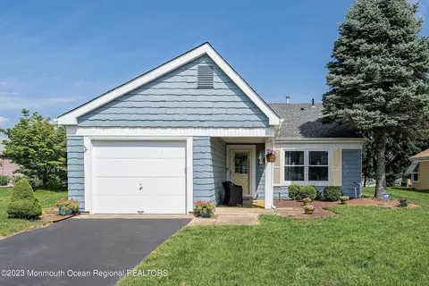 16 Reigate Ln, Manchester, NJ 08759