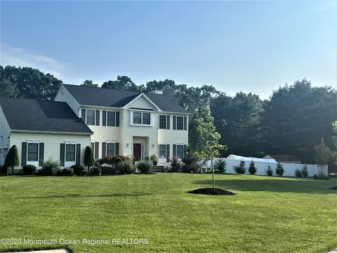 21 Monarch Ln, Freehold, NJ 07728
