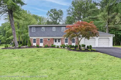 17 W Canadian Woods Rd, Marlboro, NJ 07746