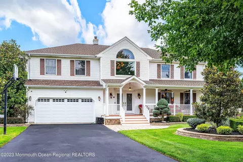 34 Ivanhoe Dr, Manalapan, NJ 07726