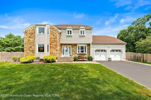 56 Ponderosa Ln, Old Bridge, NJ 08857