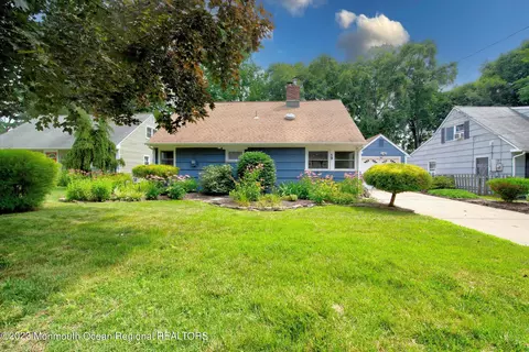 19 E Roosevelt Cir, Red Bank, NJ 07701