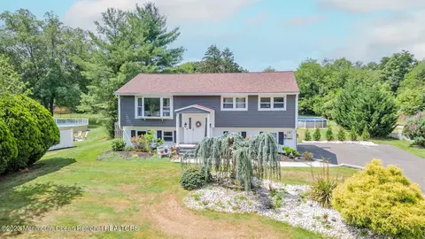5 Farm Tree Rd, Manalapan, NJ 07726
