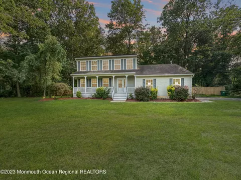 8 Mills Ln, Jackson, NJ 08527