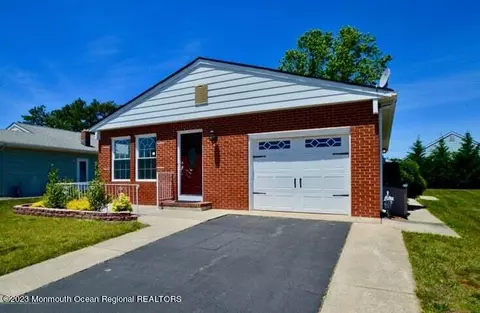 40 Woodstock Dr, Toms River, NJ 08757
