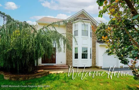 32 Woodruff Dr, Matawan, NJ 07747