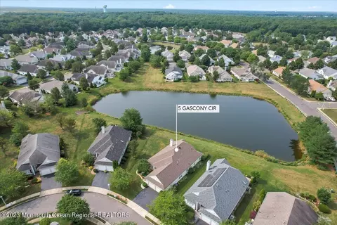5 Gascony Cir, Manchester, NJ 08759