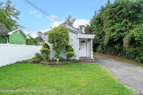 520 Pine St, Lakehurst, NJ 08733
