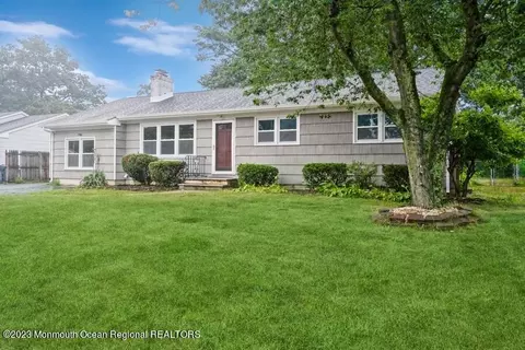 637 Windward Ave, Beachwood, NJ 08722