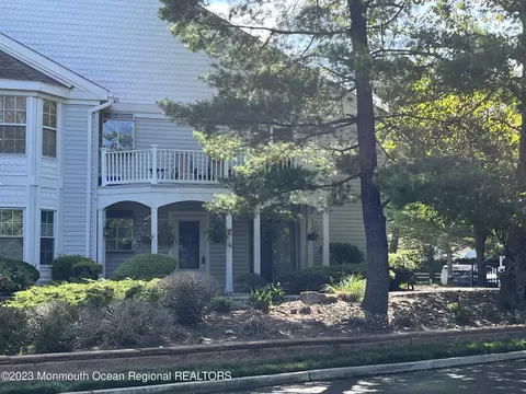 7 Tulip Ln, Freehold, NJ 07728