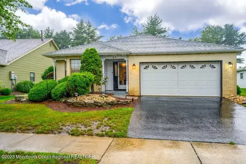 42 Peasley Dr, Marlboro, NJ 07746