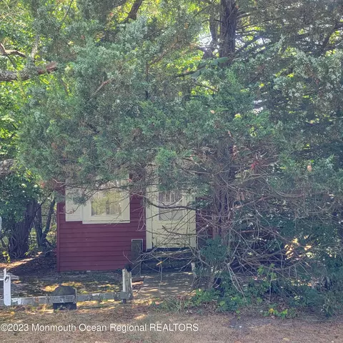 2011 Westfield St, Oakhurst, NJ 07755