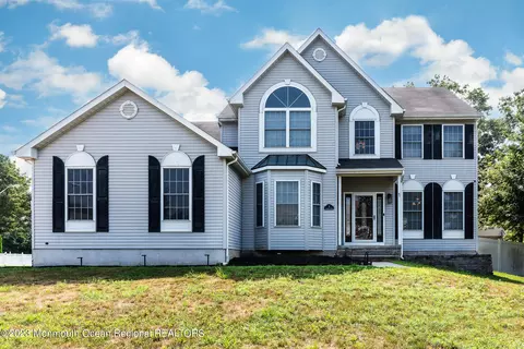 1 Overlook Pl, Bayville, NJ 08721